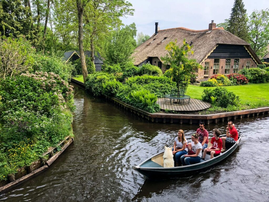 Weekend Getaway: The Car-free Community of Giethoorn ...